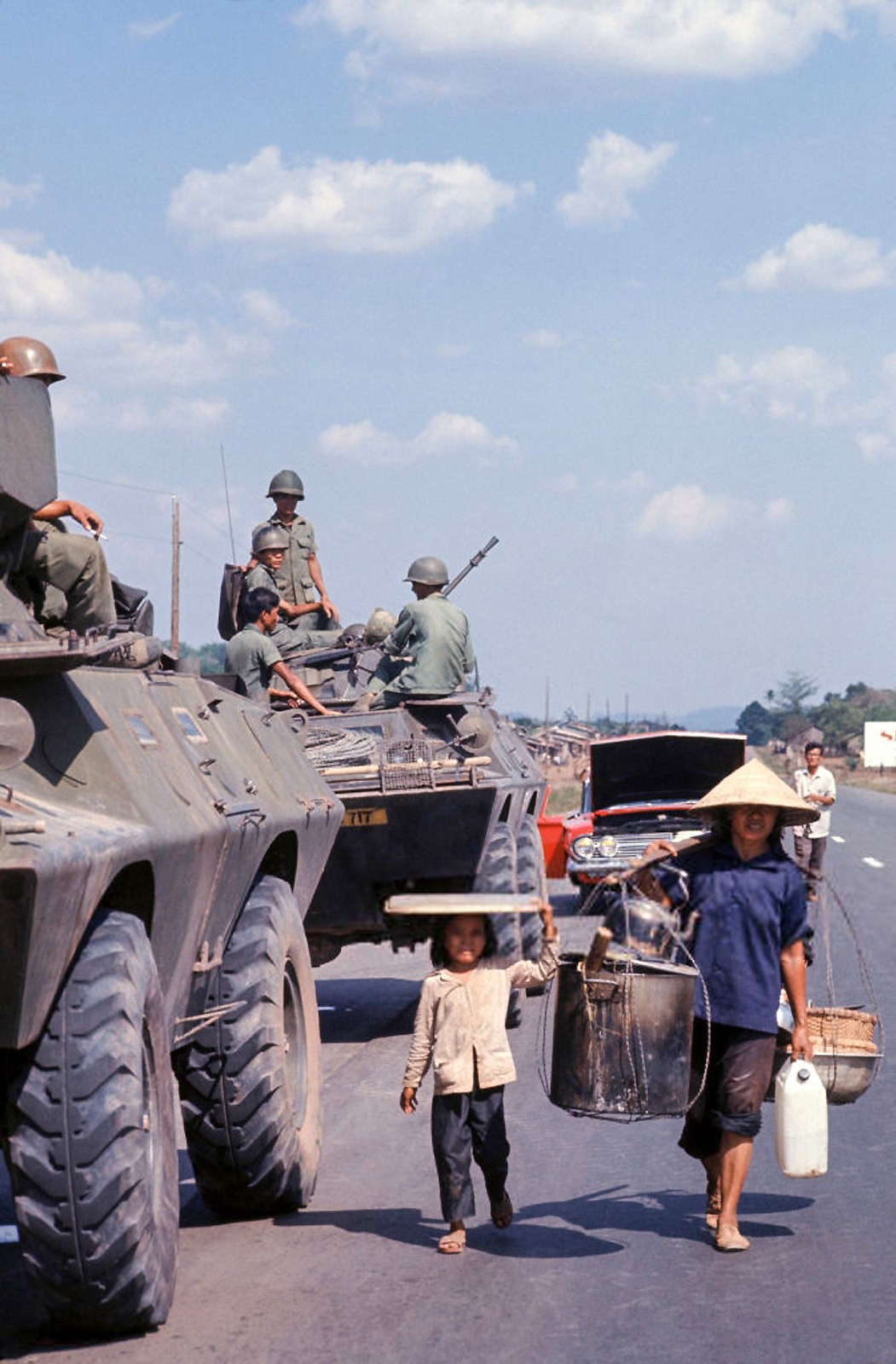 Civils fuyant les zones de combat à Xuan Loc