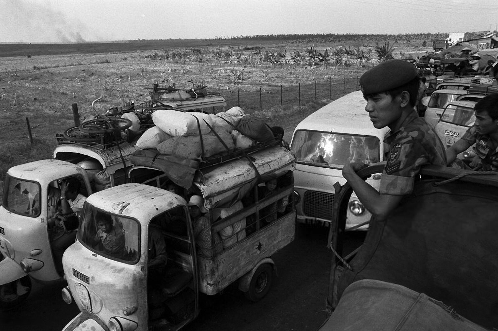 GUERRE VIETNAM - HABITANTS FUIENT COMBATS