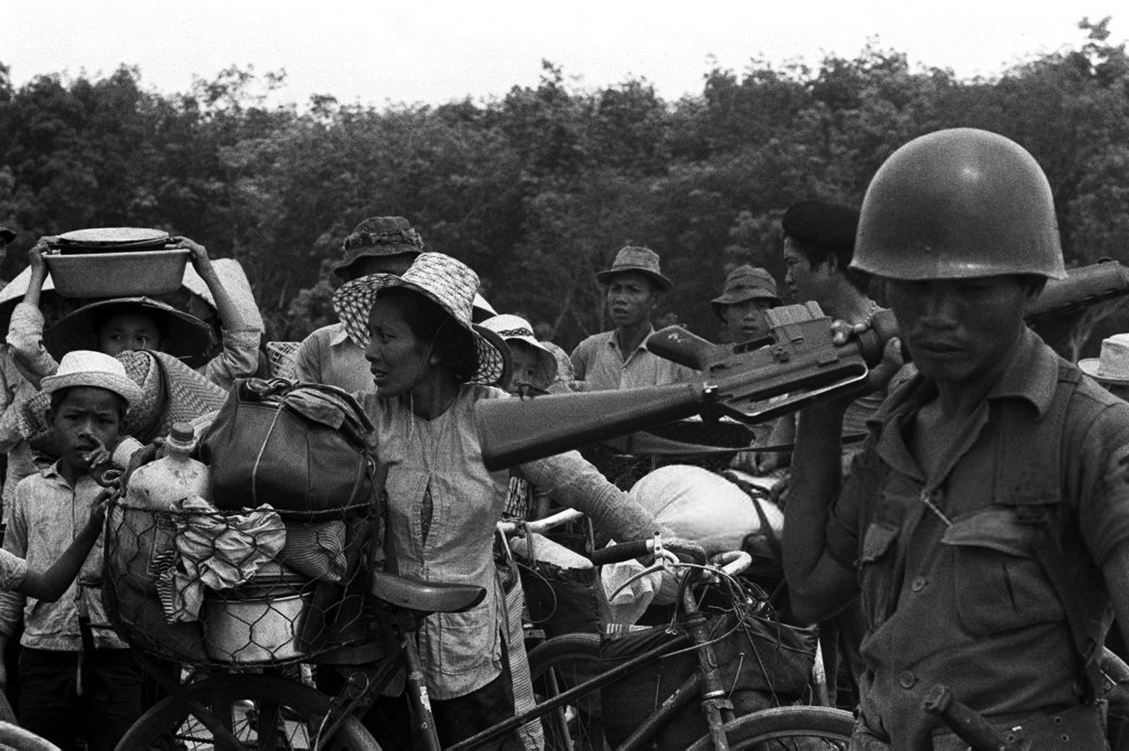 GUERRE VIETNAM - HABITANTS FUIENT COMBATS