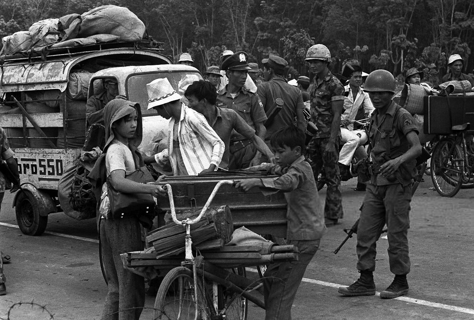 GUERRE VIETNAM - HABITANTS FUIENT COMBATS