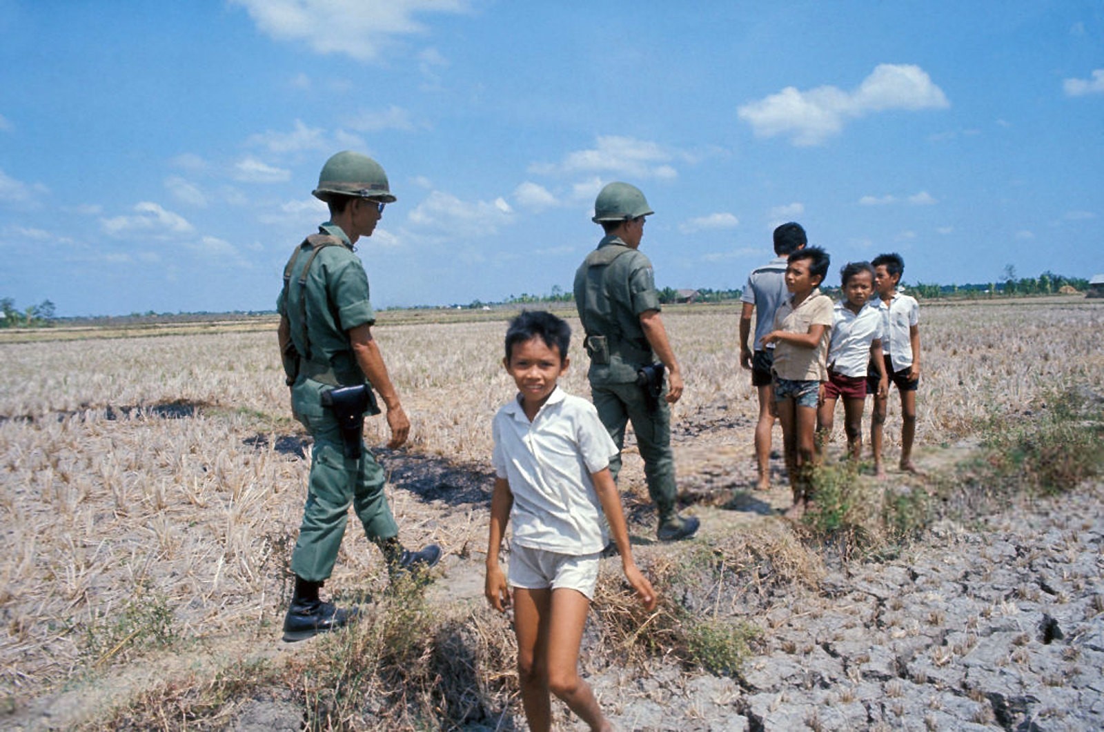 Enfants de Vietnam fuyant les combats, 15 avril 1975, au Vietnam