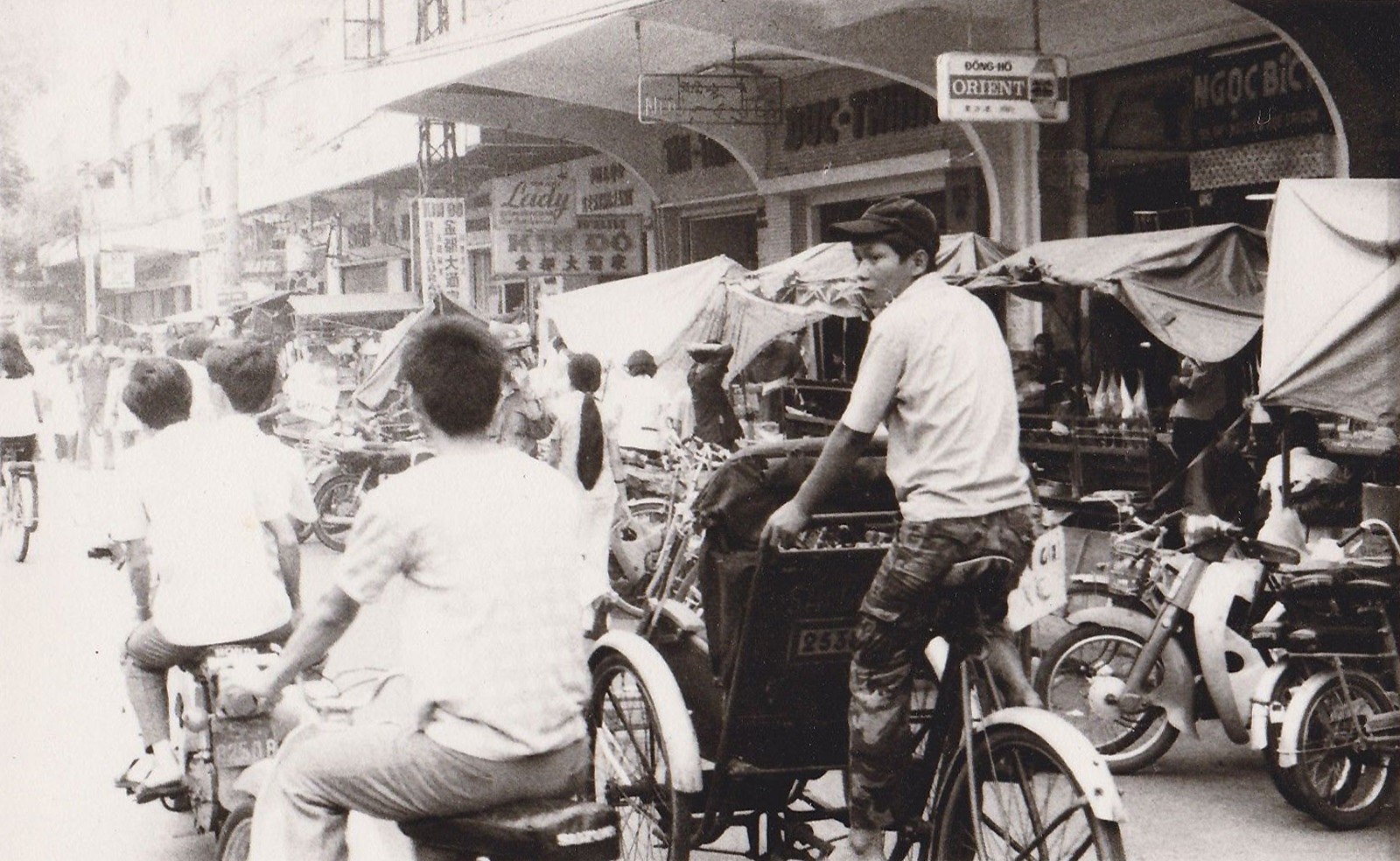 SAIGON City Street Scene 1975