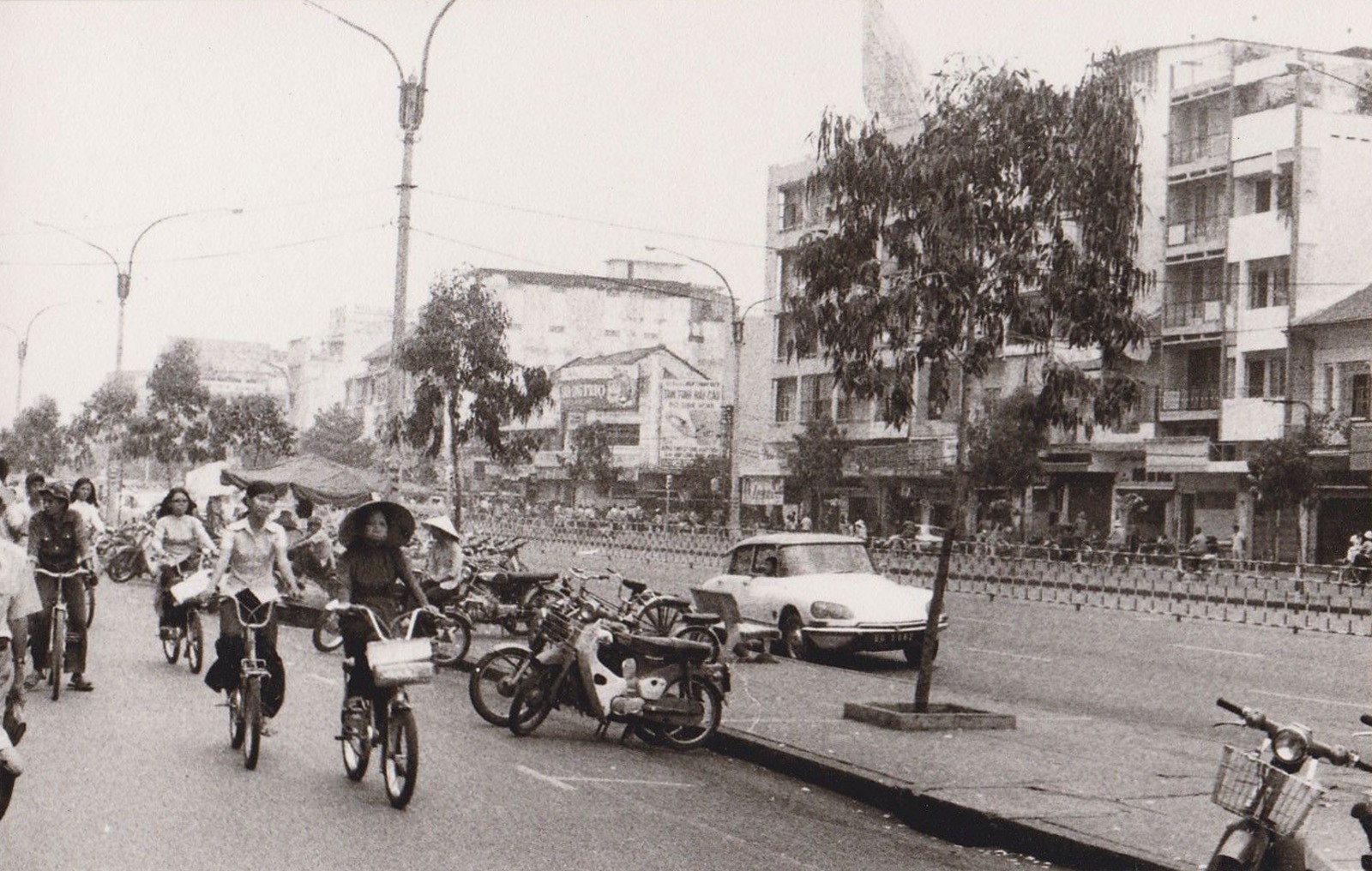 SAIGON City Street Scene 1975