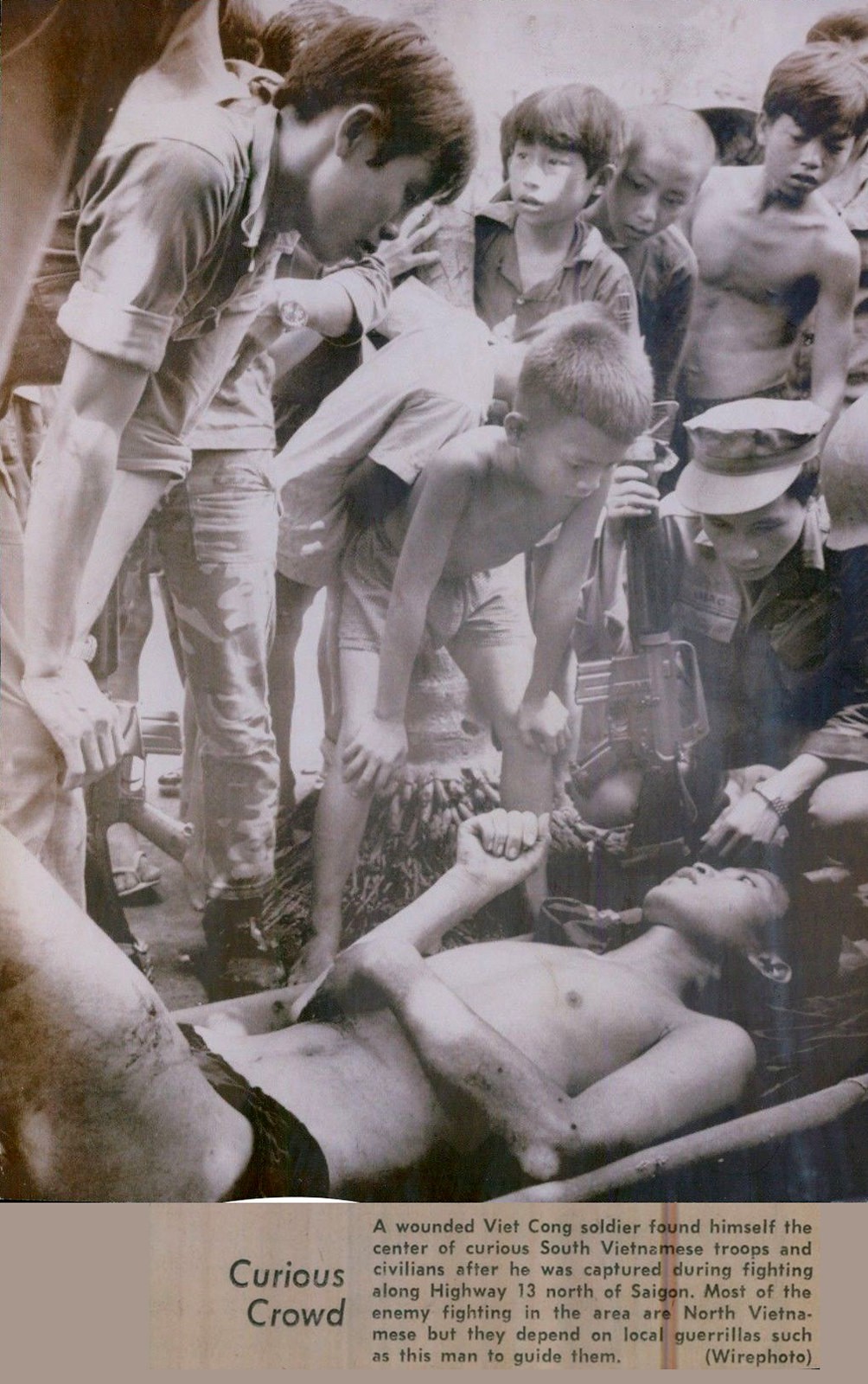 (16-11-1972) Wirephoto VIETNAM WAR Wounded Viet Cong Soldier
