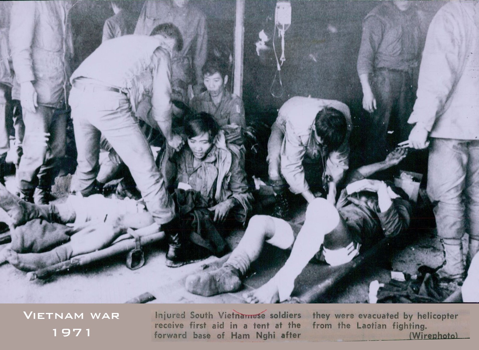 1971 Wire Photo VIETNAM WAR Wounded Soldiers Injuries Ham Nghi First Aid