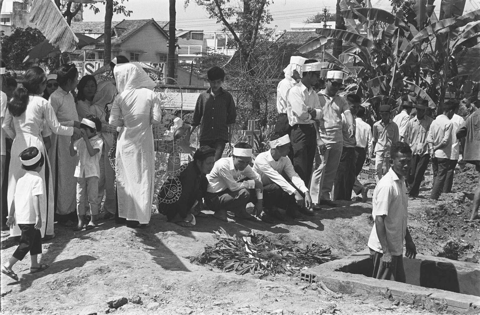 1968 - Burial of Saigon battle victims in the cemetery behind the home of Ambassador bunker.