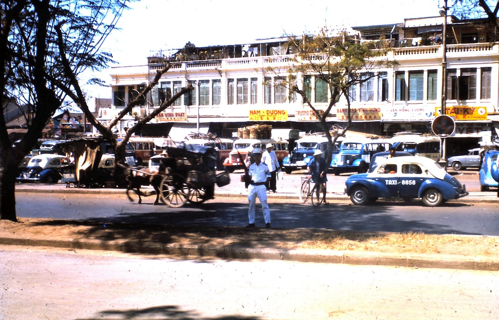 SAIGON 1965 - Bến xe đò Xóm Củi trên đường Cần Giuộc, Q8.