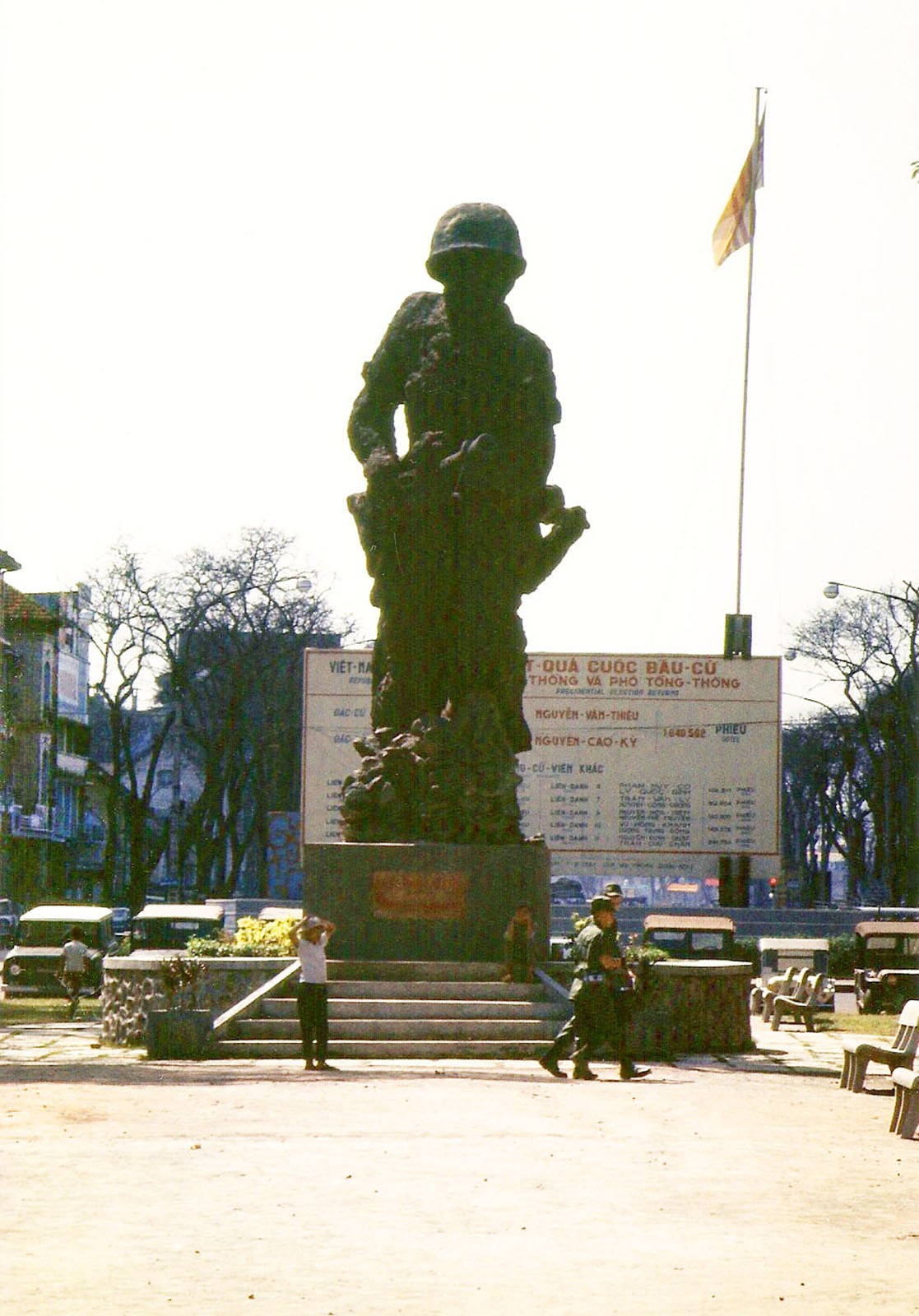 Saigon 1967 - Tượng đài TQLC trên công viên Lê Lợi