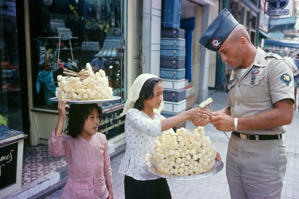 Vietnam War 1965 - Trẻ bán mía ghim trên đường phố