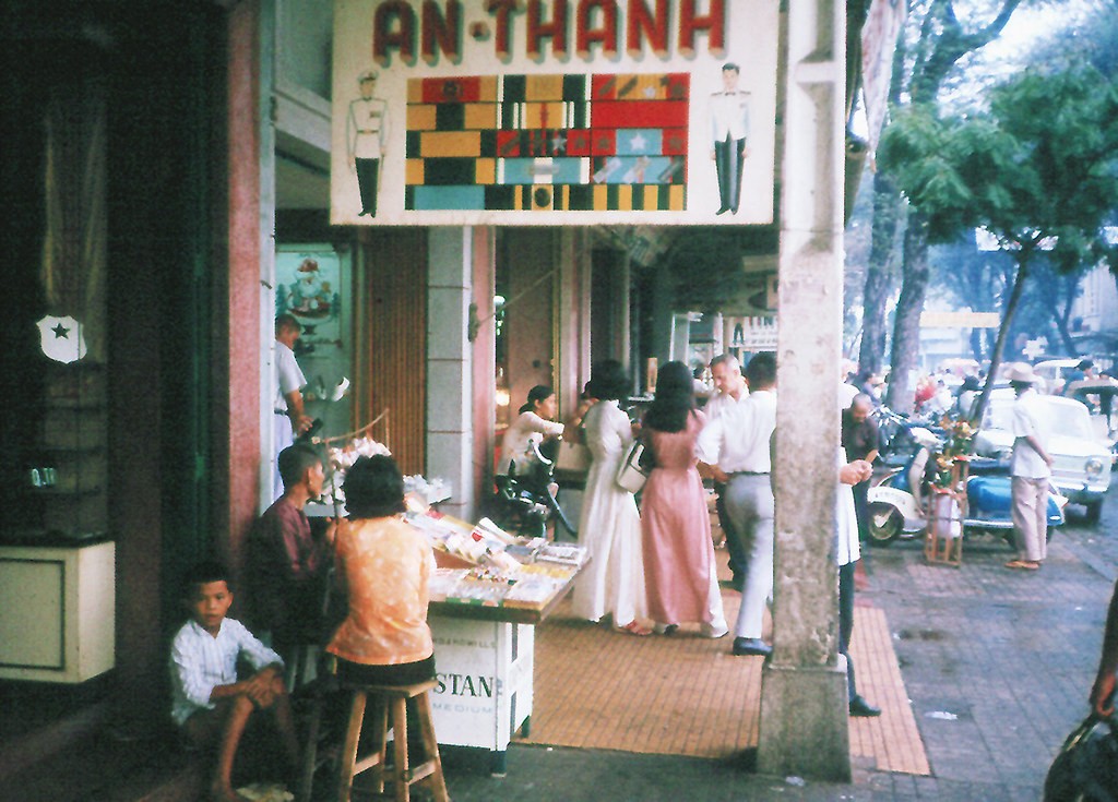 SAIGON 1965 - Street scene - Photo by John Hentz