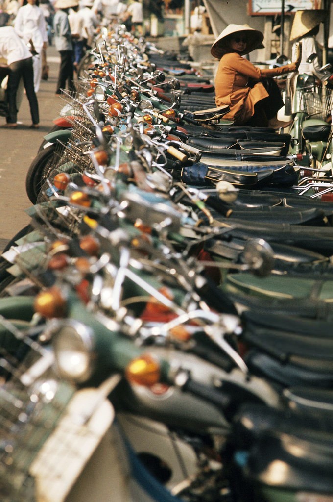 Vietnam War 1972 - Bãi giữ xe trên đường phố ở saigon