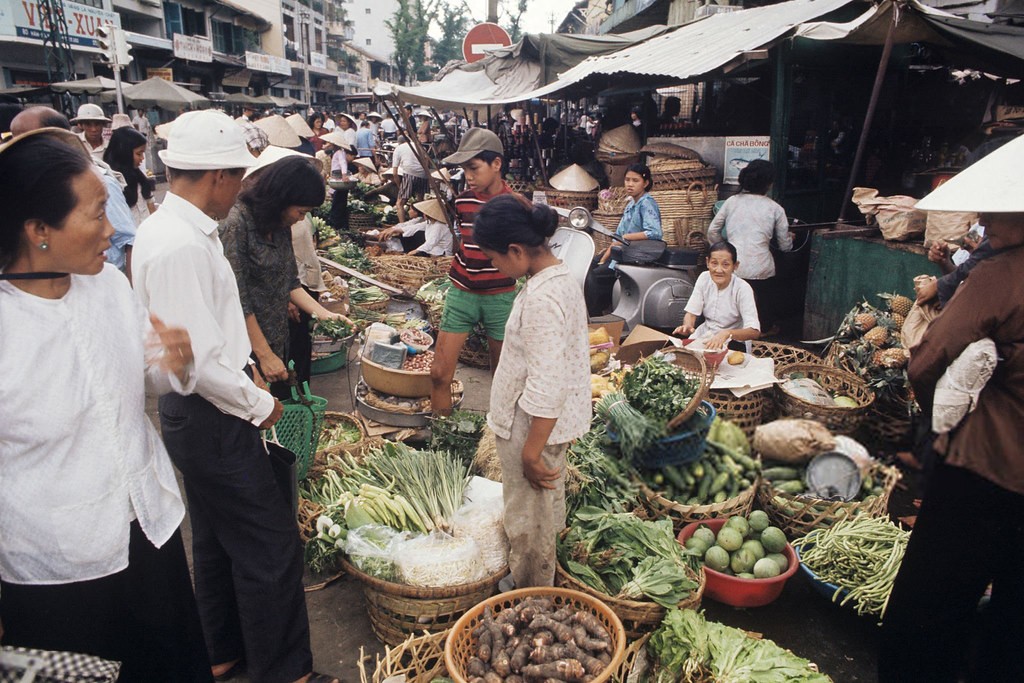 Vietnam War 1972 - Chợ cũ trên đường Tôn Thất Đạm. Bên trái là tiệm vàng Việt Xuân góc Hàm Nghi-Tôn Thất Đạm