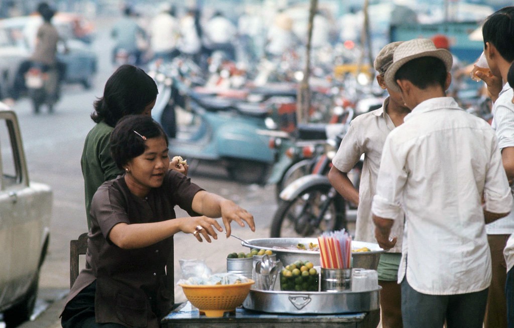 Vietnam War 1972 - Bán nước giải khát trên đường phố Saigon