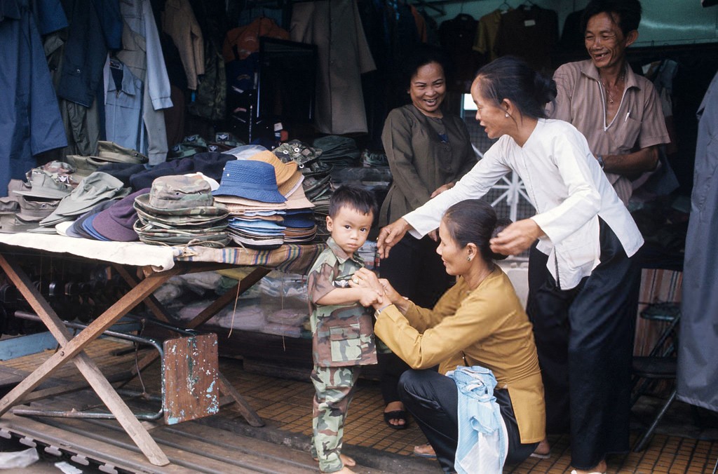 Vietnam War 1972 - Mua bộ quần áo lính cho em nhỏ