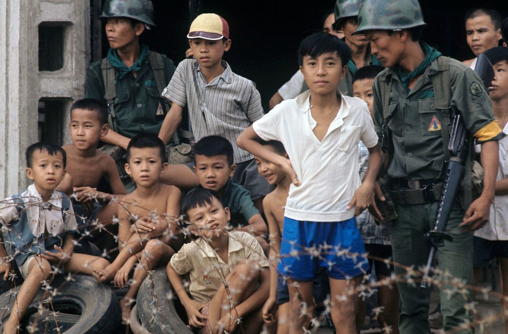 Vietnam War 1972 - Trẻ em Saigon với mấy người lính