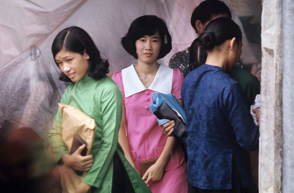Vietnam War 1972 - Phụ nữ Saigon shopping