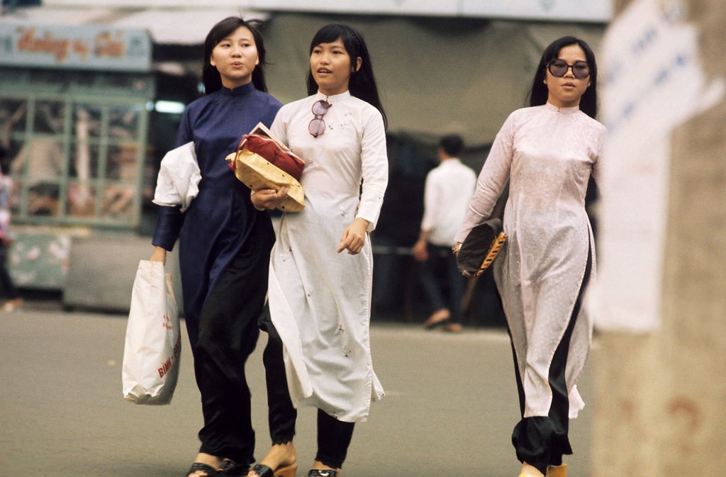 Vietnam War 1972 - Ba cô gái Saigon đi mua sắm, phía sau là chợ sách cũ đường Lê Lợi