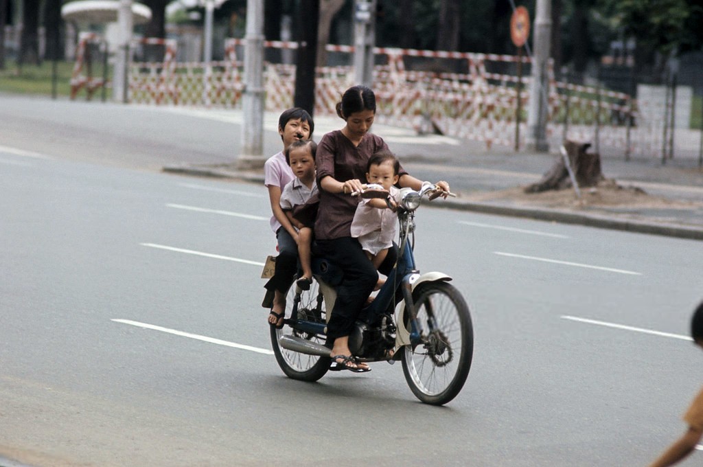 Vietnam War 1972 - Mẹ chở 3 con trên xe Honda PC50, góc Pasteur-Thống Nhất