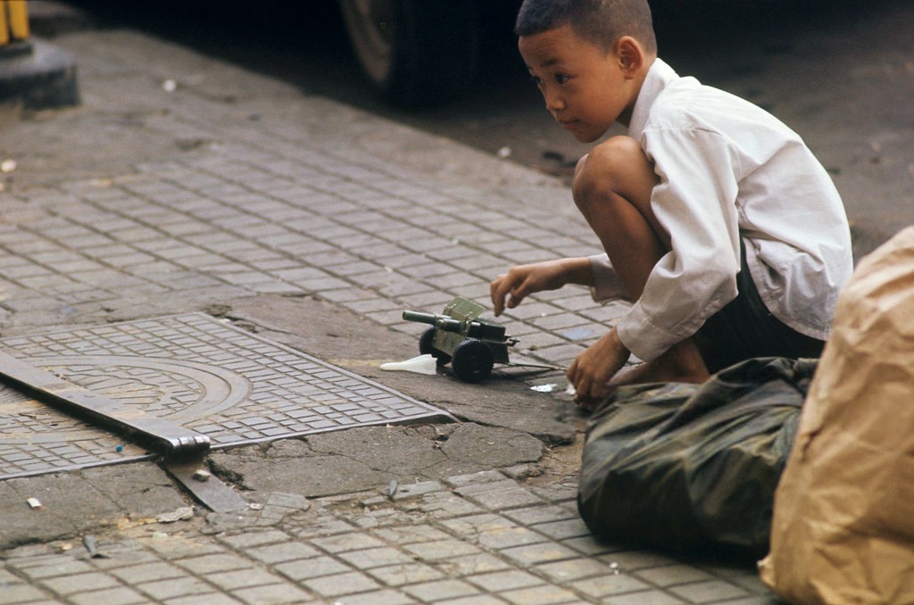 Vietnam War 1972 - Trẻ em với đồ chơi thời chiến tranh trên vỉa hè Saigon