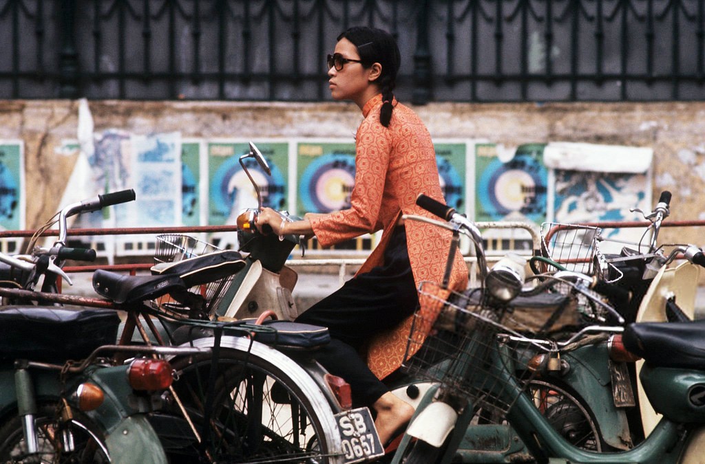 Vietnam War 1972 - Cô gái Saigon trên xe Honda phía trước tường rào của Bưu điện Trung tâm