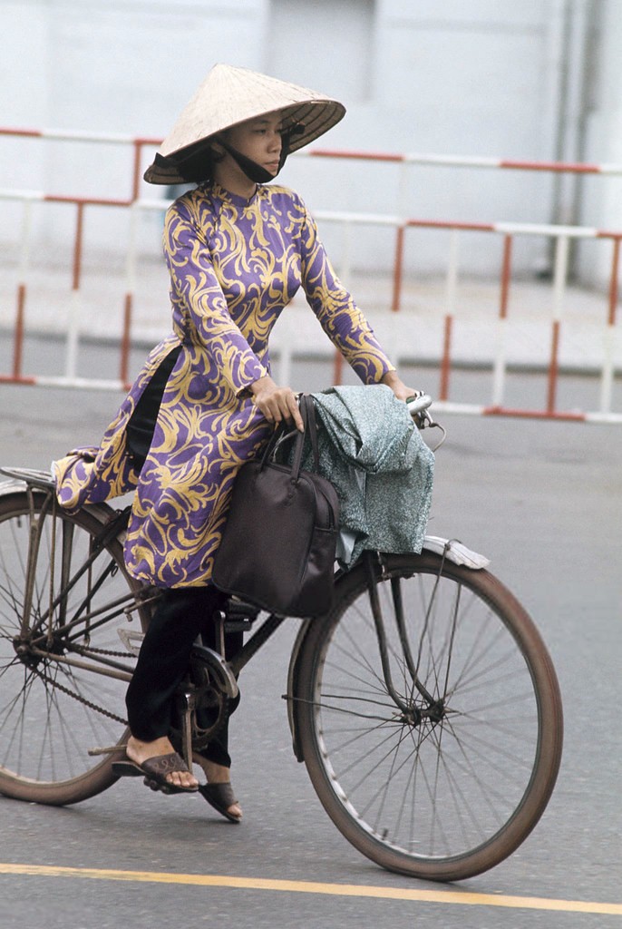 Vietnam War 1972 - Một phụ nữ Saigon trên xe đạp