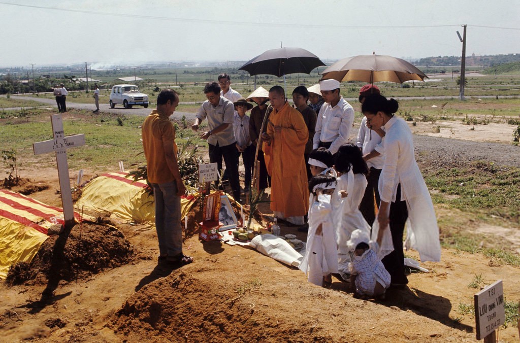 Vietnam War 1972 - An táng tử sĩ VNCH tại Nghĩa trang QĐ Biên Hòa