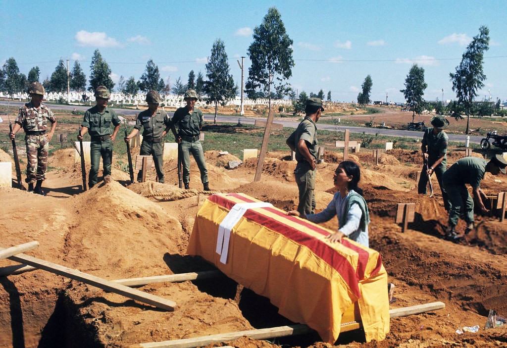 Vietnam War 1972 - An táng tử sĩ VNCH tại Nghĩa trang QĐ Biên Hòa