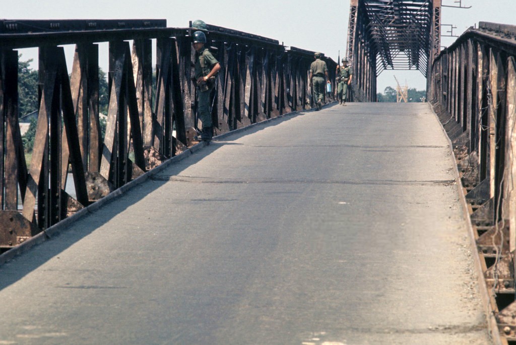 Vietnam War 1972 - Một cây cầu ở Saigon