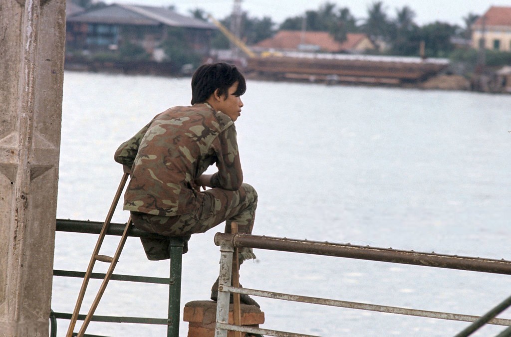 Vietnam War 1972 - Một thương binh ngắm cảnh sông Saigon