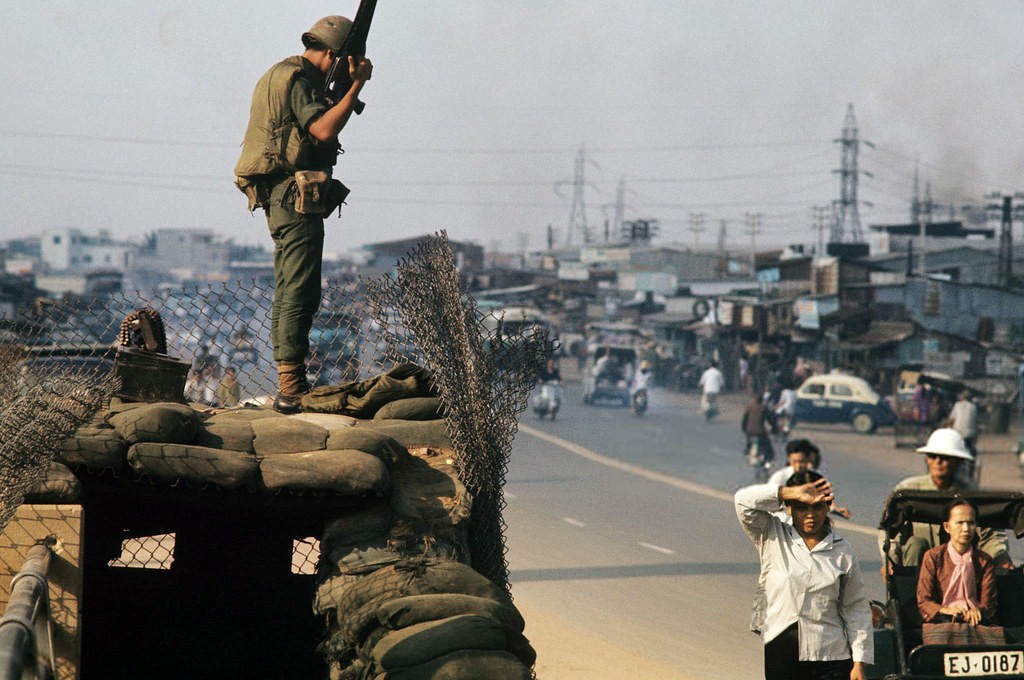 Vietnam War 1972 - Lính gác trên xa lộ Saigon-Biên Hòa