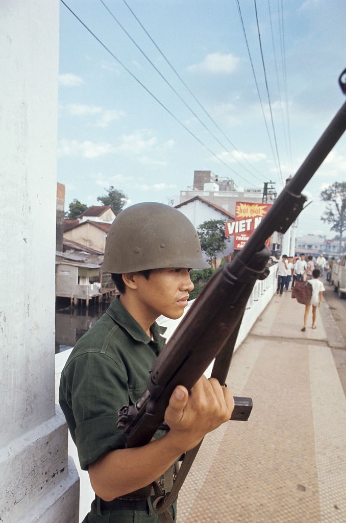 Vietnam War 1972 - Lính gác trên cầu Bông