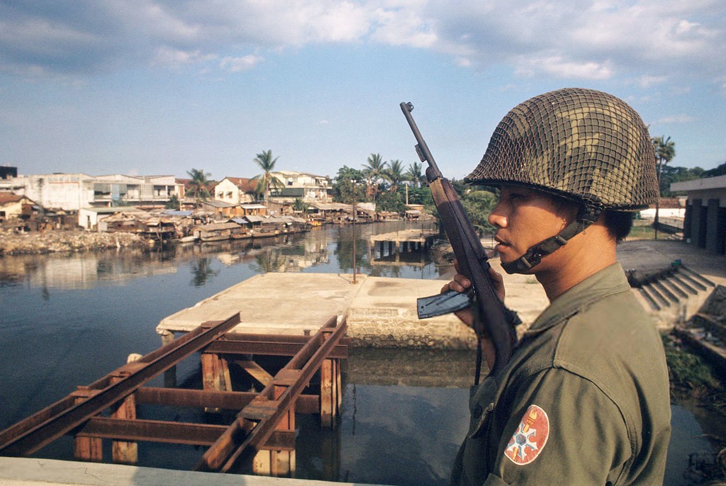 Vietnam War 1972 - Canh gác trên cầu Thị Nghè