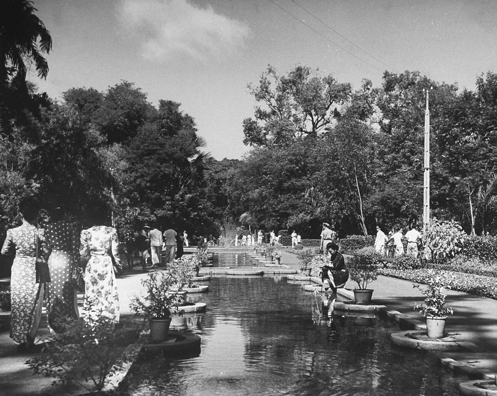 SAIGON 1948 - Locals enjoying the town garden, in French Indochina