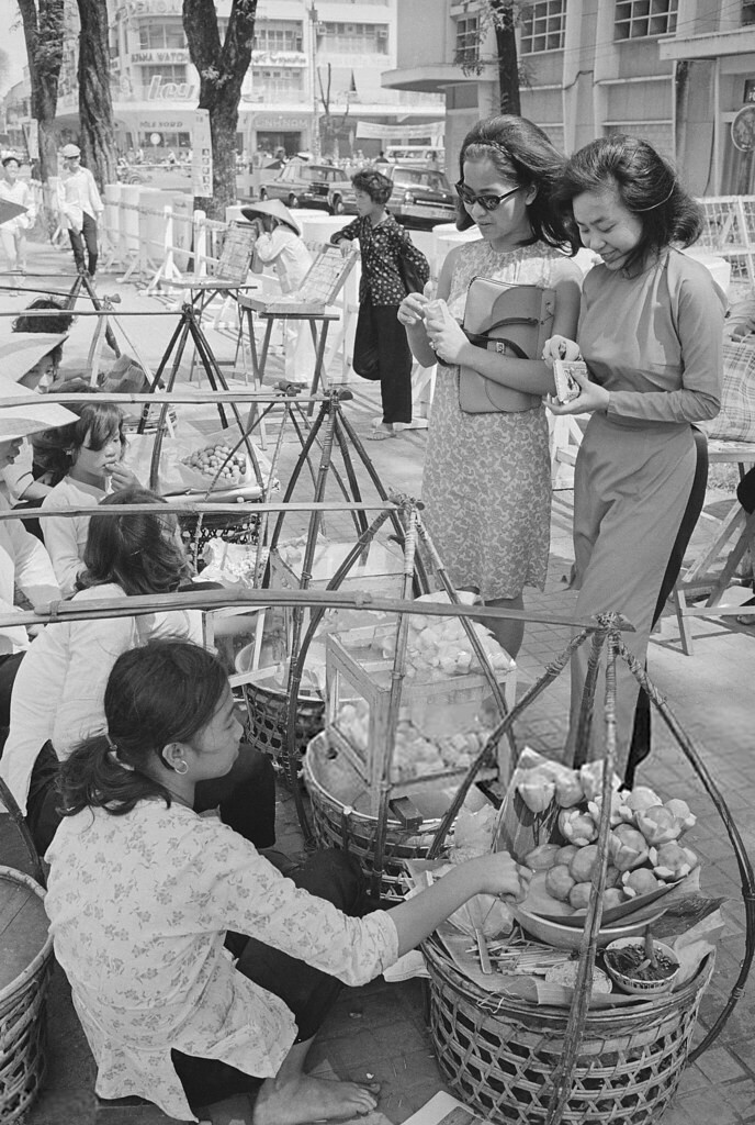 Women Shopping at the Market 18-11-67