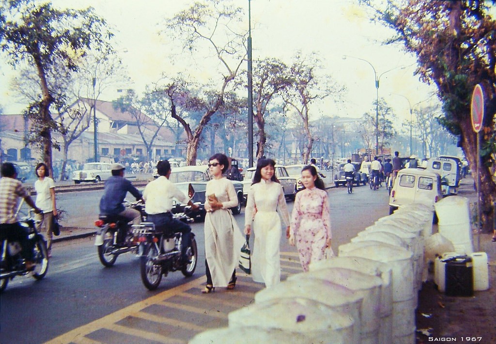 1967 Saigon Girls in Ao Dai&#x27;s - Đại lộ Hàm Nghi