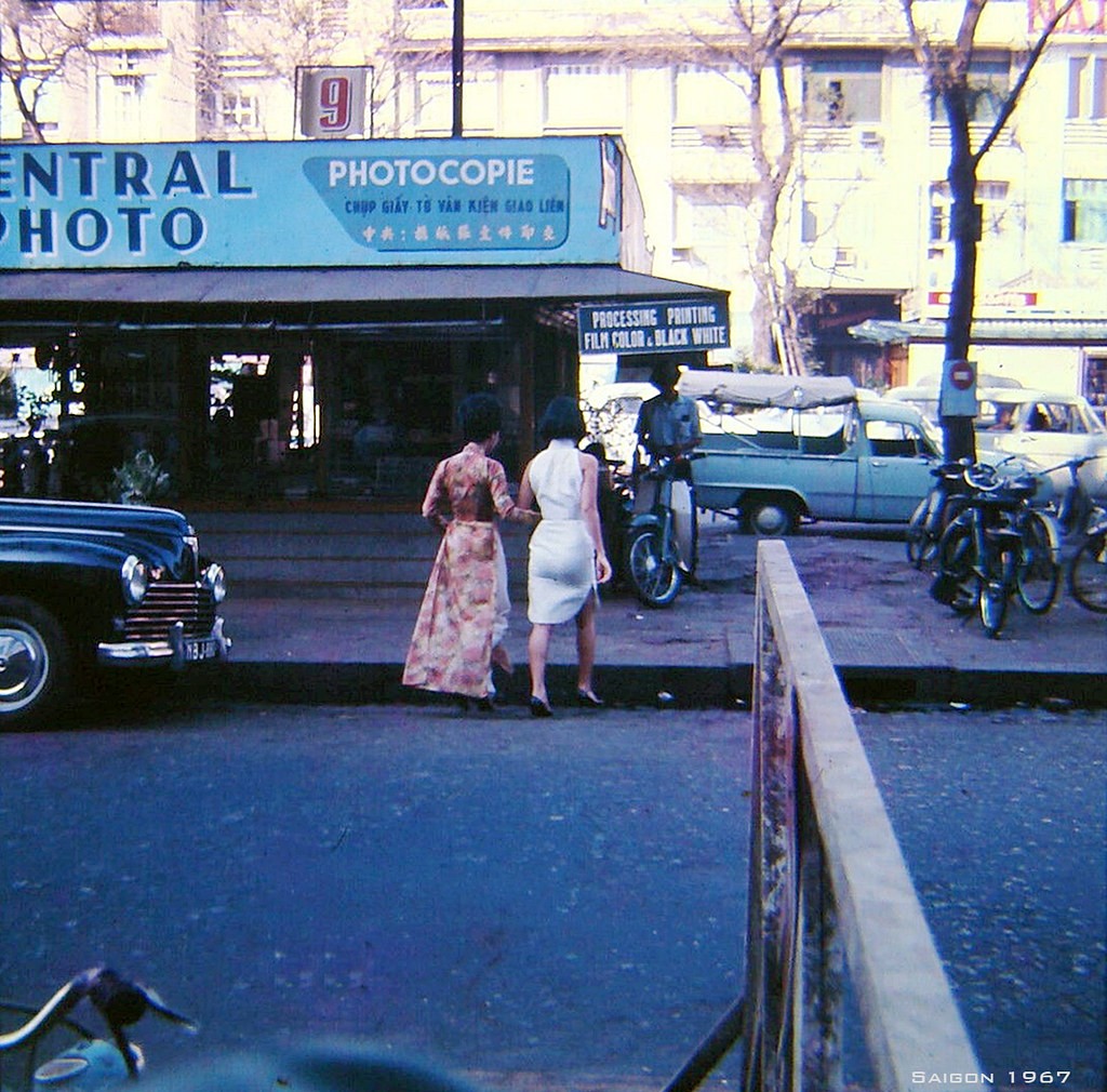 1967 Saigon Girls Crossing Street