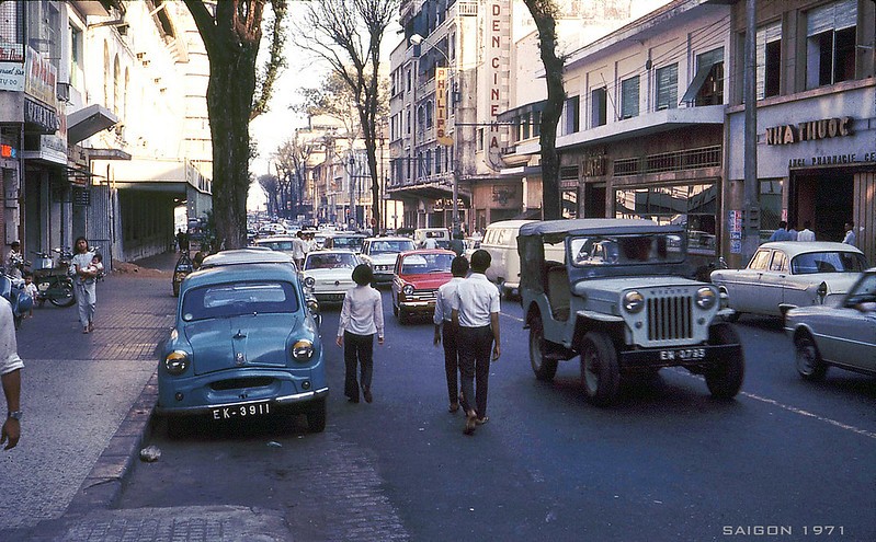Saigon 1971 - Tu Do Street - EDEN CINEMA - Photo by Douglas Elgin