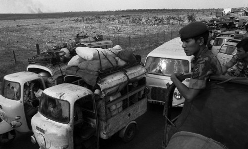 GUERRE VIETNAM - HABITANTS FUIENT COMBATS