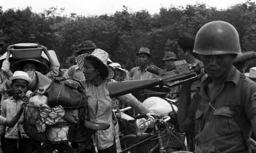 GUERRE VIETNAM - HABITANTS FUIENT COMBATS