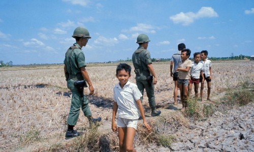 Enfants de Vietnam fuyant les combats, 15 avril 1975, au Vietnam