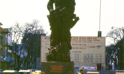 Saigon 1967 - Tượng đài TQLC trên công viên Lê Lợi