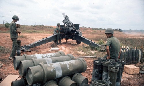 War of Vietnam. Cannon of 155 mm of the South-Viet 1975