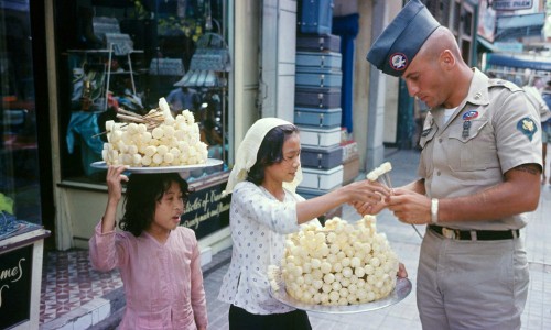 Vietnam War 1965 - Trẻ bán mía ghim trên đường phố