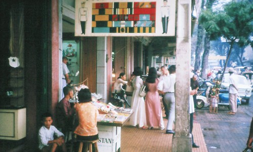 SAIGON 1965 - Street scene - Photo by John Hentz
