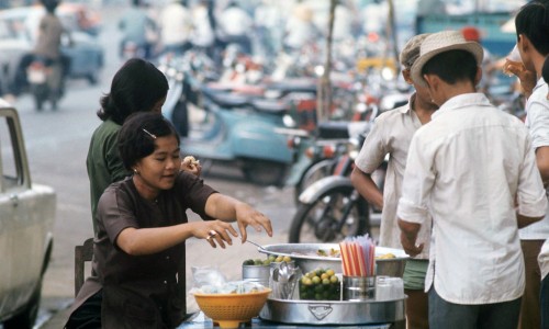 Vietnam War 1972 - Bán nước giải khát trên đường phố Saigon