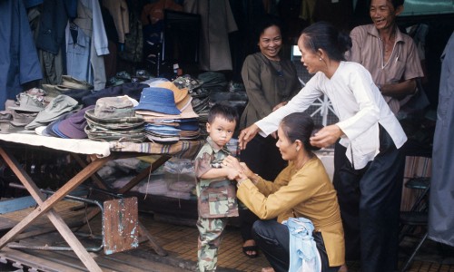 Vietnam War 1972 - Mua bộ quần áo lính cho em nhỏ