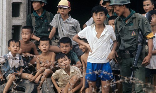 Vietnam War 1972 - Trẻ em Saigon với mấy người lính