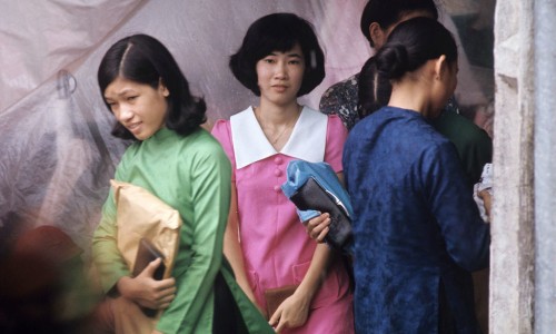 Vietnam War 1972 - Phụ nữ Saigon shopping