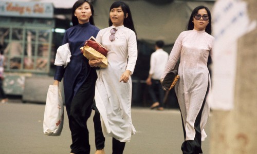 Vietnam War 1972 - Ba cô gái Saigon đi mua sắm, phía sau là chợ sách cũ đường Lê Lợi