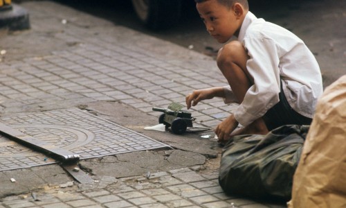 Vietnam War 1972 - Trẻ em với đồ chơi thời chiến tranh trên vỉa hè Saigon